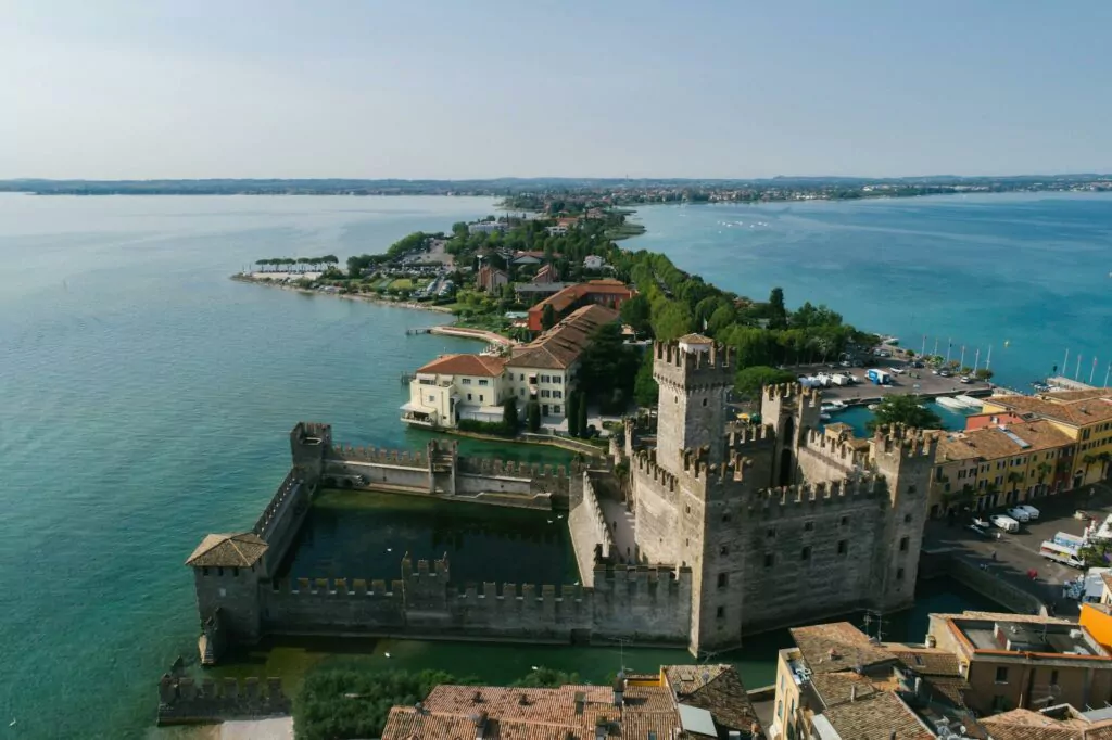 Tour sul lago di garda in autobus gran turismo - visitare sirmione con NCC Carnelli