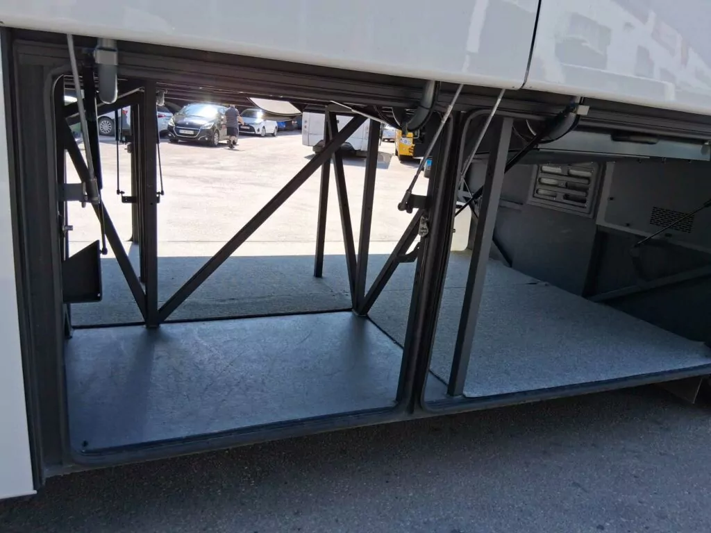 NEOPLAN TOURLINER - Pullman a noleggio fino a 52 posti
