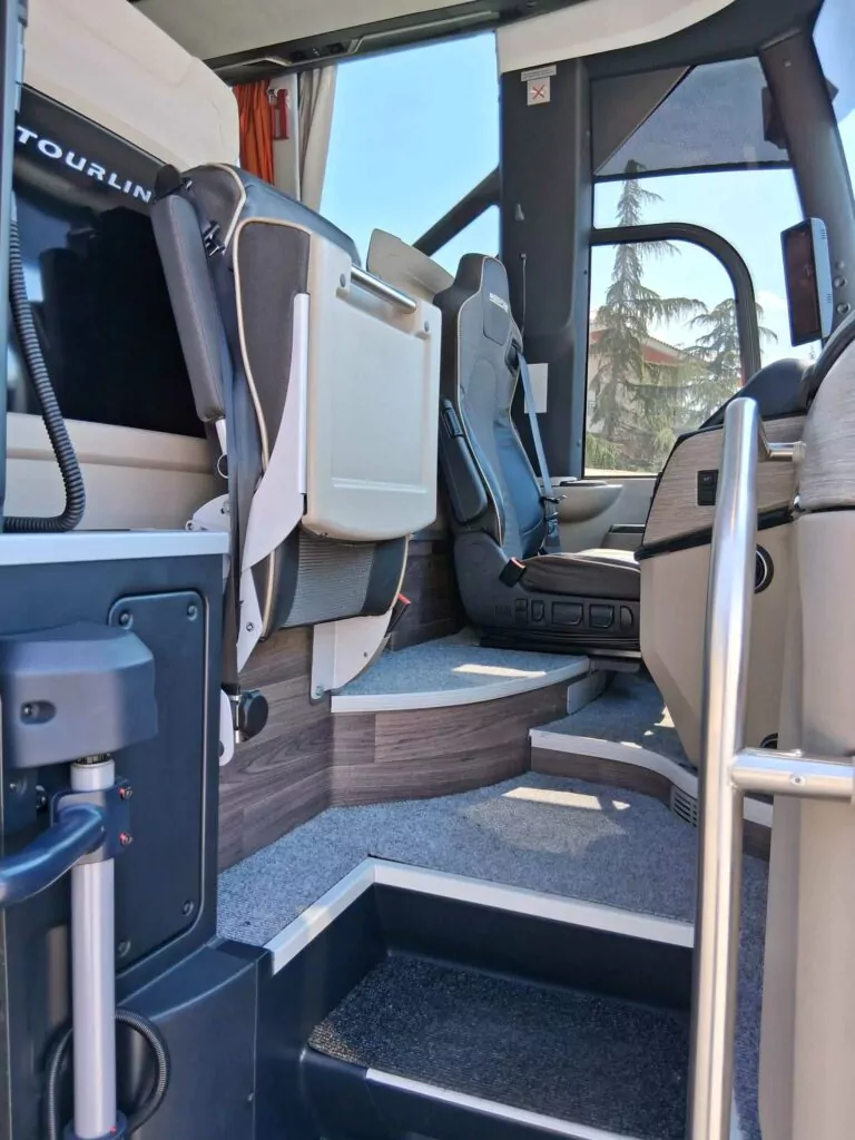 NEOPLAN TOURLINER - Pullman a noleggio fino a 52 posti