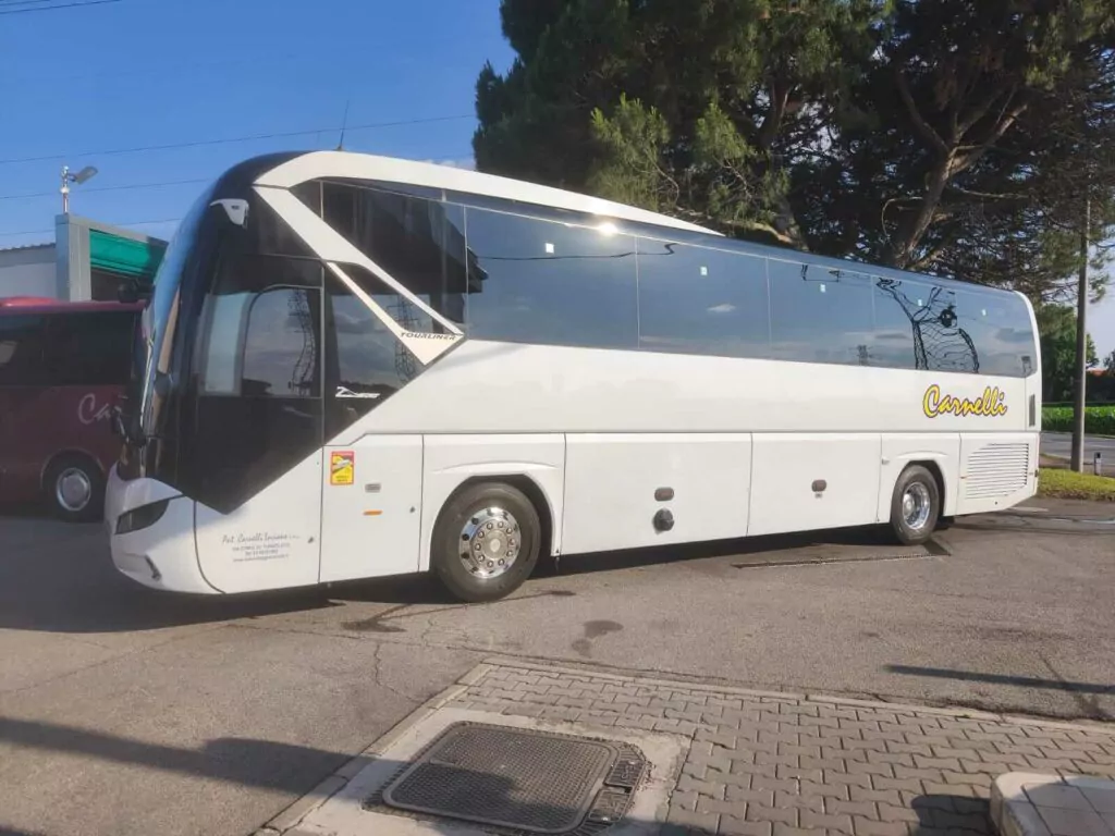 NEOPLAN TOURLINER - Pullman a noleggio fino a 52 posti