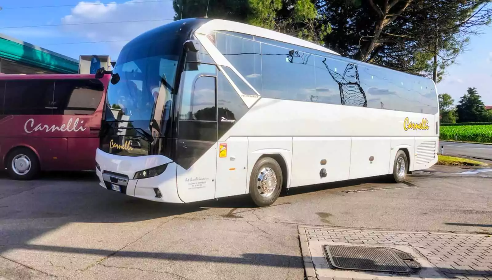 NEOPLAN TOURLINER - Pullman a noleggio fino a 52 posti