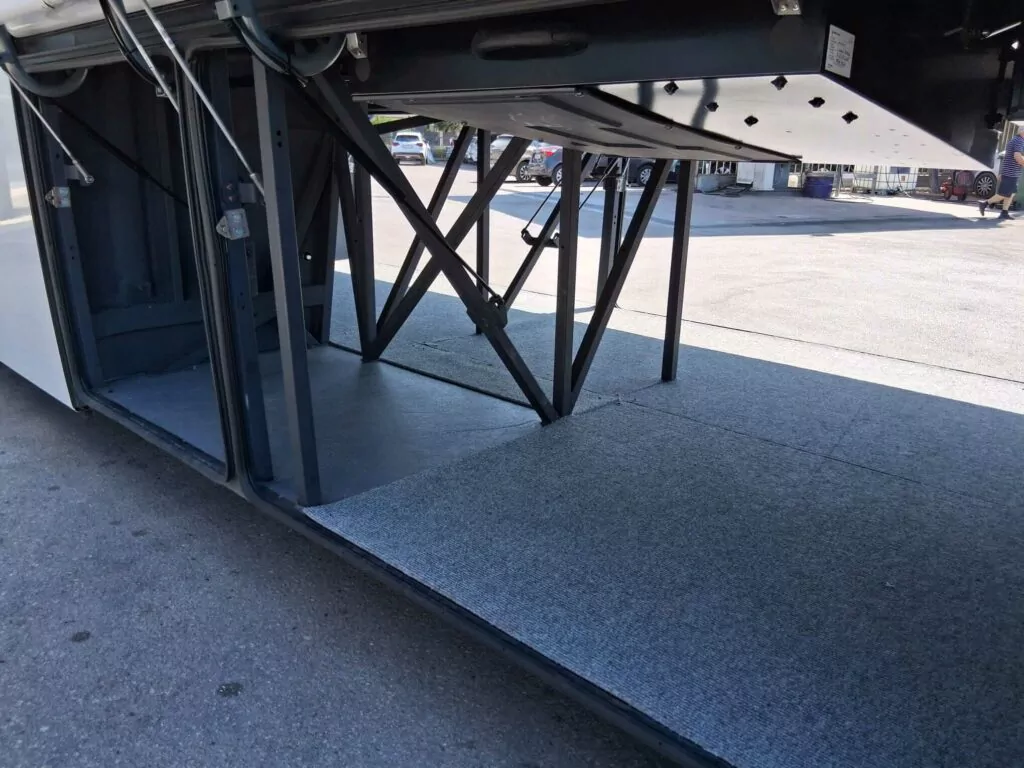 NEOPLAN TOURLINER - Pullman a noleggio fino a 52 posti