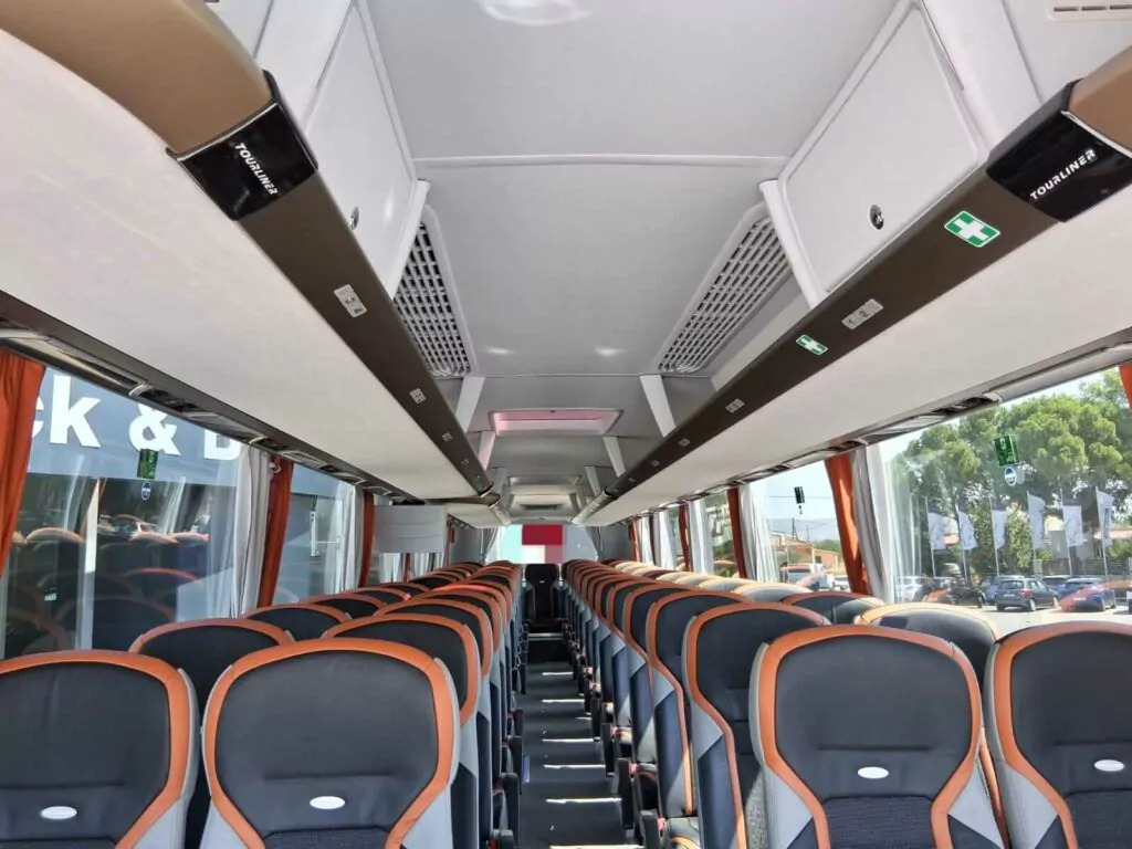 NEOPLAN TOURLINER - Pullman a noleggio fino a 52 posti